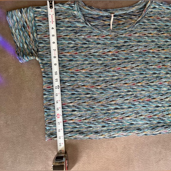 Free People Women’s Size Medium Rainbow Wave Blue Green Boxy Cropped Tee Blouse - Picture 7 of 8